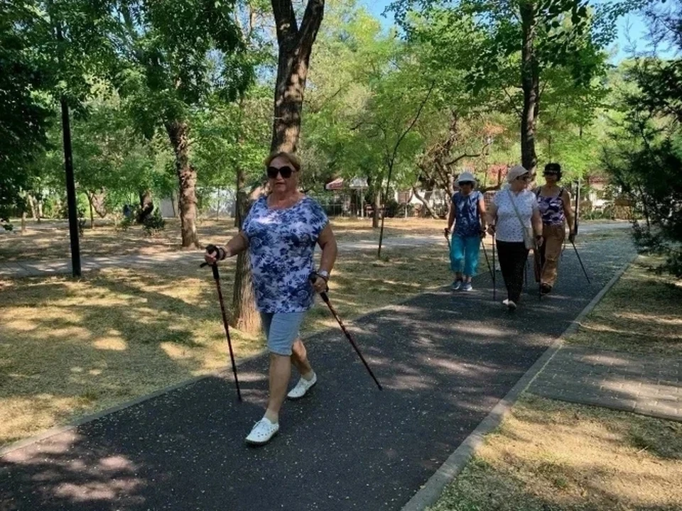 В Севастопольском городском комплексном центре социального обслуживания дважды в неделю проходят занятия по скандинавской ходьбе. Фото: sev.gov.ru
