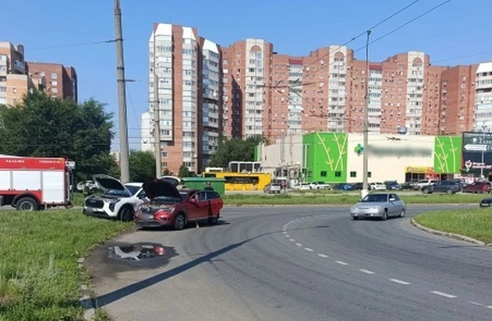 Водитель Renault проехала прямо по полосе для поворота налево.