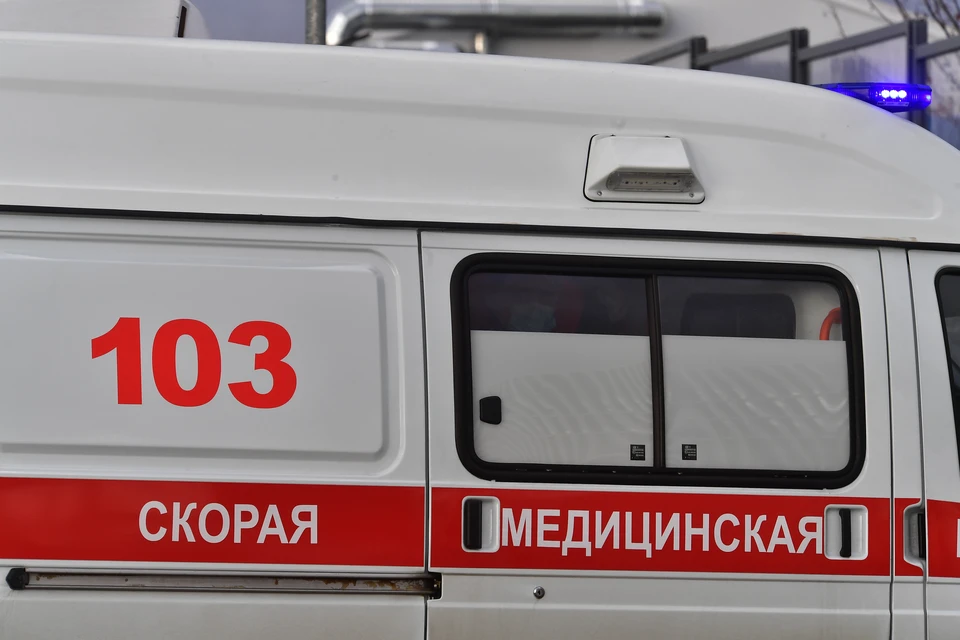 Пострадавшему оказали первую помощь, затем его передали сотрудникам скорой помощи.