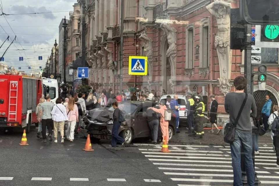 Машина вылетела на тротуар на Невском проспекте.