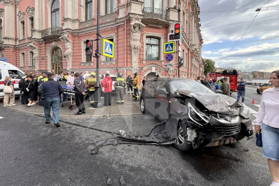Шесть человек пострадали в ДТП на Невском у Аничкова моста.
