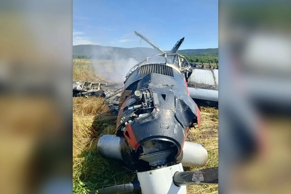 Воздушное судно загорелось во время жесткой посадки. Фото: МЧС Сахалинской области