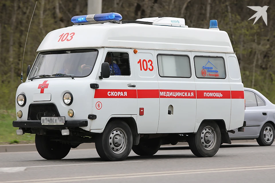 Сейчас сотрудники Мурманского арктического комплексного аварийно-спасательного центра вместе с бригадой скорой помощи добираются в труднодоступное место.
