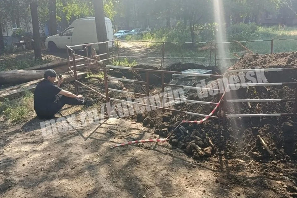 В Донецке спасли собак из колодца теплосети. Фото: МАКС/Кулемзин