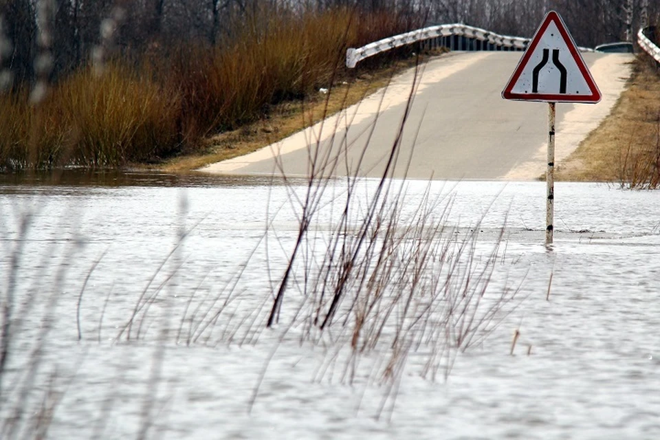 Проезд по залитой водой дороге закрыли на Камчатке