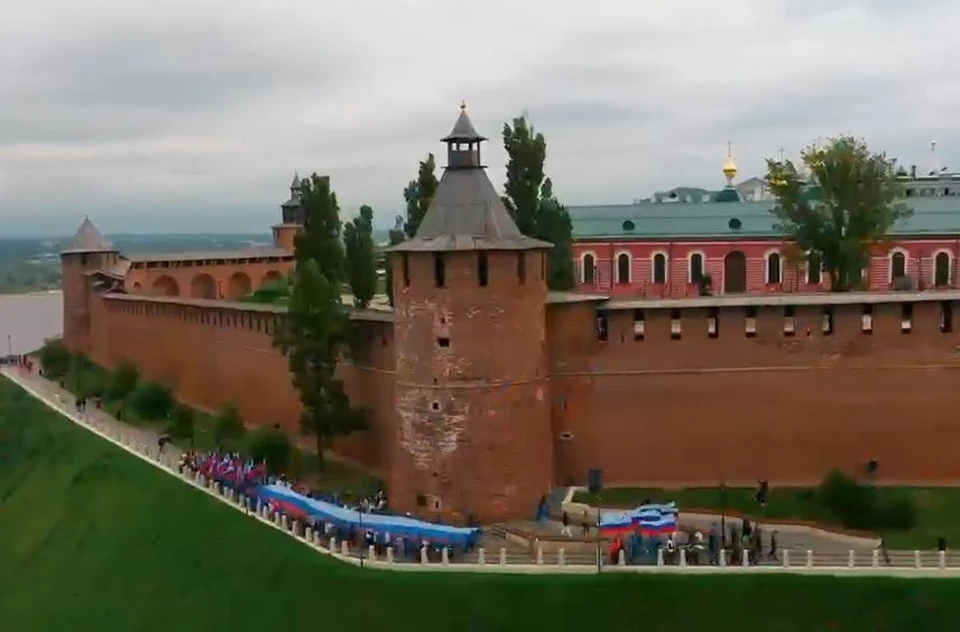 Нижегородцы развернули 25-метровый флаг у стен кремля. ФОТО: Соцсети Глеба Никитина.