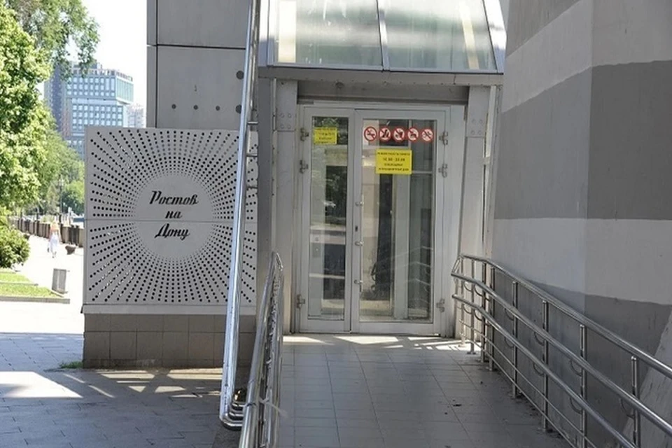 Рабочие обновили около 30 кв. метров остекления.