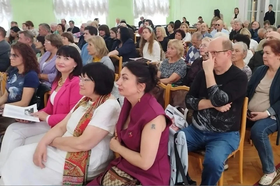На переднем плане участники авторского коллектива Вера Таран, Наталья Бударова, Екатерина Гаврилова, Константин Соколов, Маргарита Сивакова, Светлана Рузлева. Фото: Сергей САМЦОВ