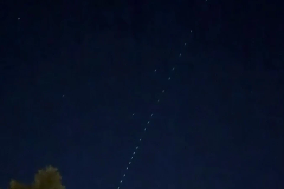 Огни в небе над Подмосковьем оказались спутниками Starlink Маска Фото: стоп-кадр из видео