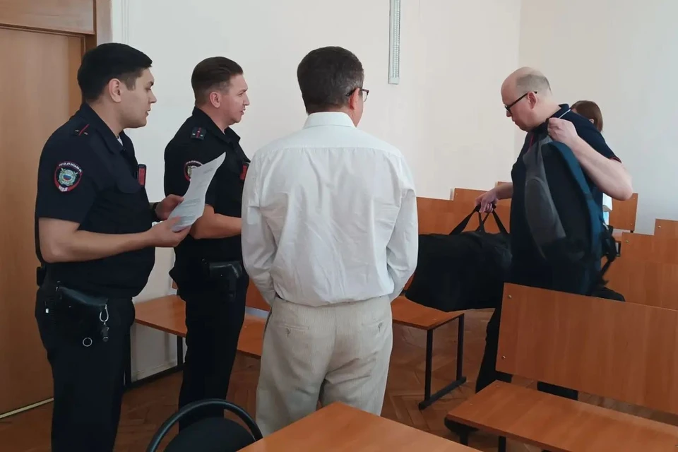 Судя по объему сумок сумкам, Алексей Нечаев был готов к реальному сроку