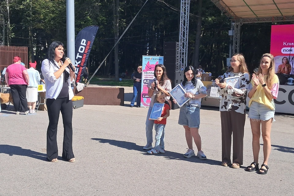 Марина Селезнева вручила благодарности тем, кто помогает в пристройстве животных и организации мероприятия.
