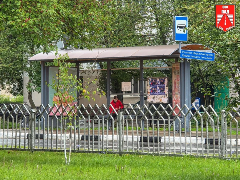 Стекла на остановке приведут в порядок во второй половине дня. Фото: пресс-служба мэрии Наб. Челнов