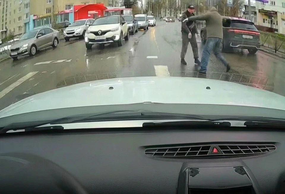 Дело водителя, ударившего пенсионера за замечание, передали в суд Рязани.
