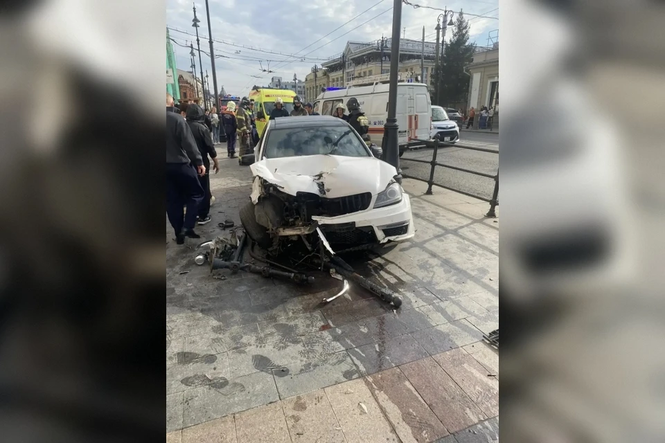 Сначала машина врезалась в ограждение, а затем наскочила на человека. Фото: УМВД России по Томской области