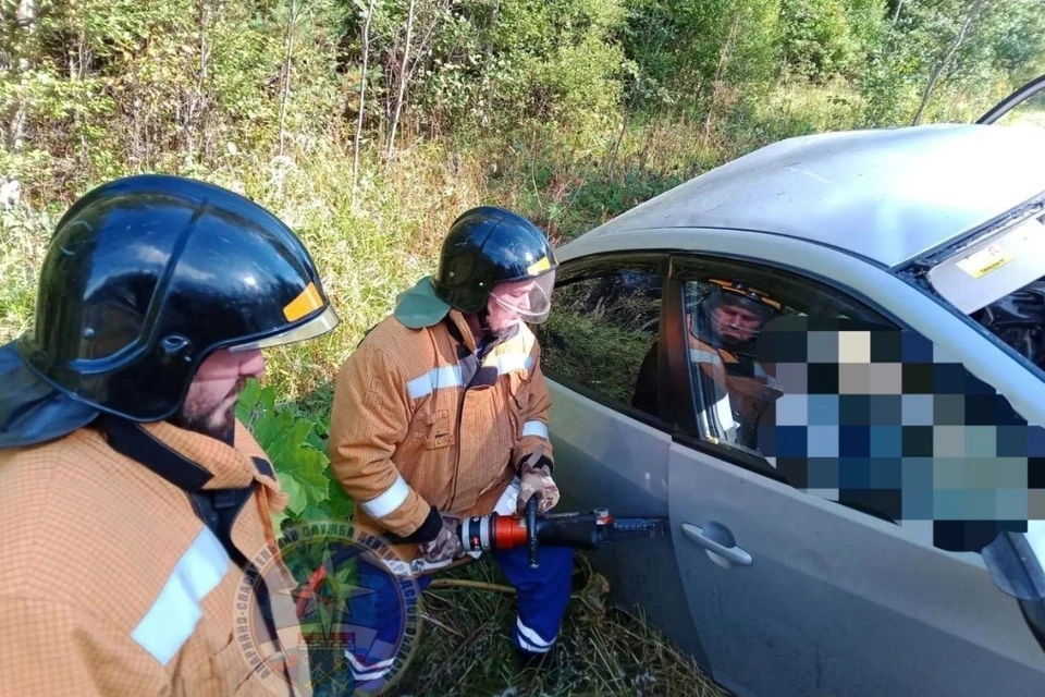 Спасатели вырезали тела погибших из помятого авто. Фото: Служба спасения ЛО