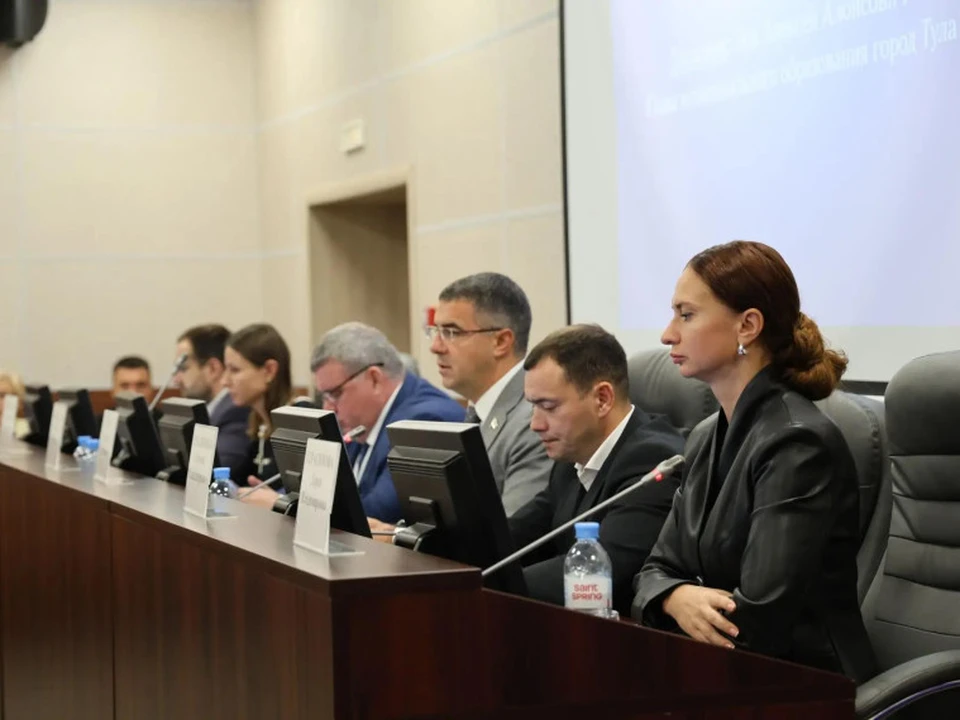 В ходе заседания депутаты рассмотрели более 10 вопросов повестки.