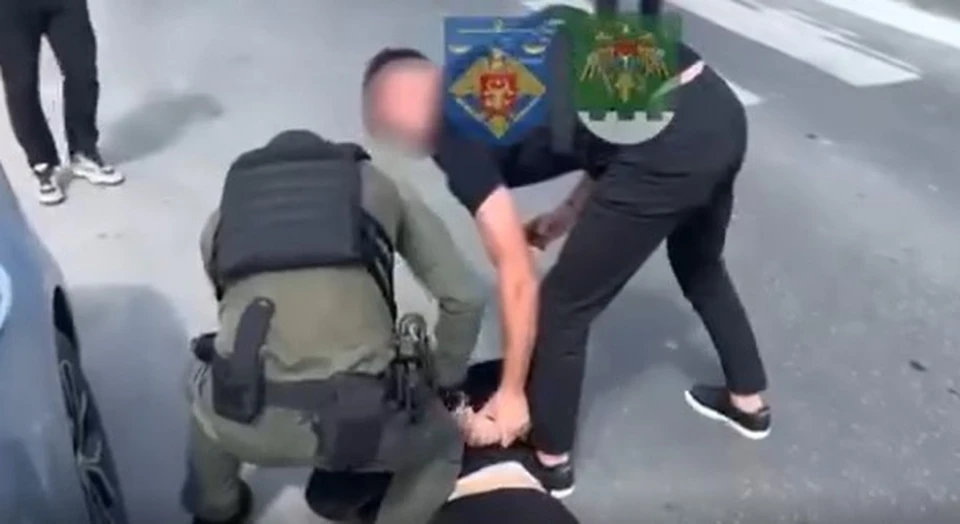 Сотрудник системы юстиции подозревается в наркоторговле. Фото: скрин с видео полиции