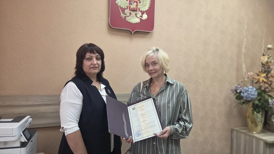 Дочь Евстигнеева получила свидетельство о рождении отца в Нижнем Новгороде. Фото: ГУ ЗАГС Нижегородской области