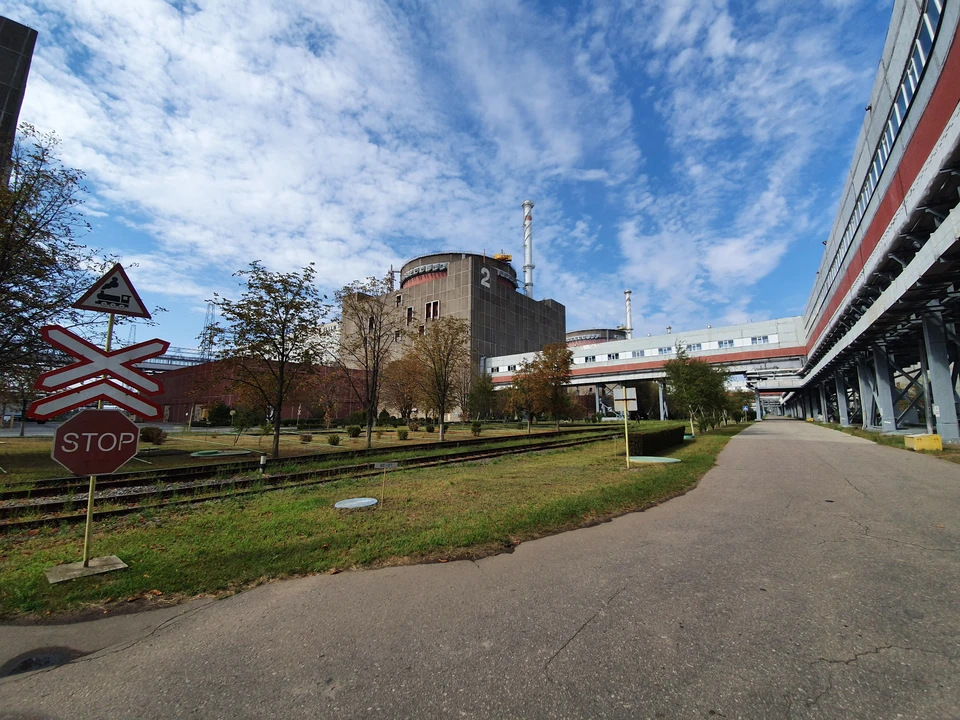 На линии электропередач делают ремонт