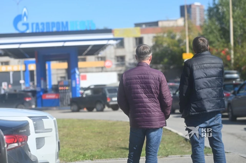 Уральцы отмечают, что очереди стали меньше, но бензин есть далеко не на всех АЗС