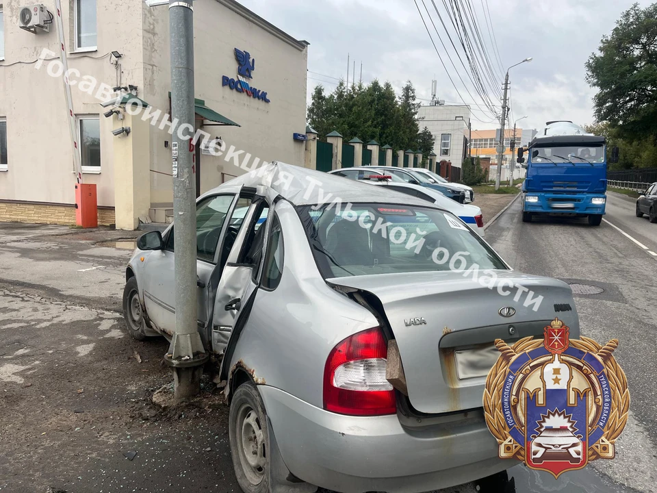 В ДТП на улице Некрасова в Туле пострадал водитель автомобиля Lada.