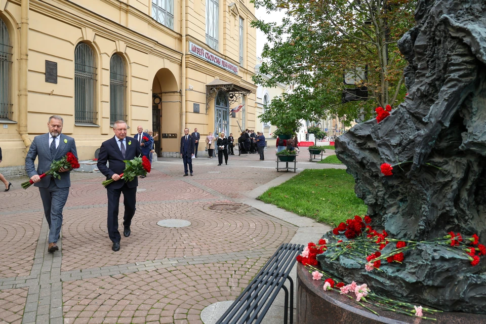 Беглов, Бельский и петербургские ветераны провели в Соляном переулке памятную акцию к 85-летию начала блокады. Фото: Смольный