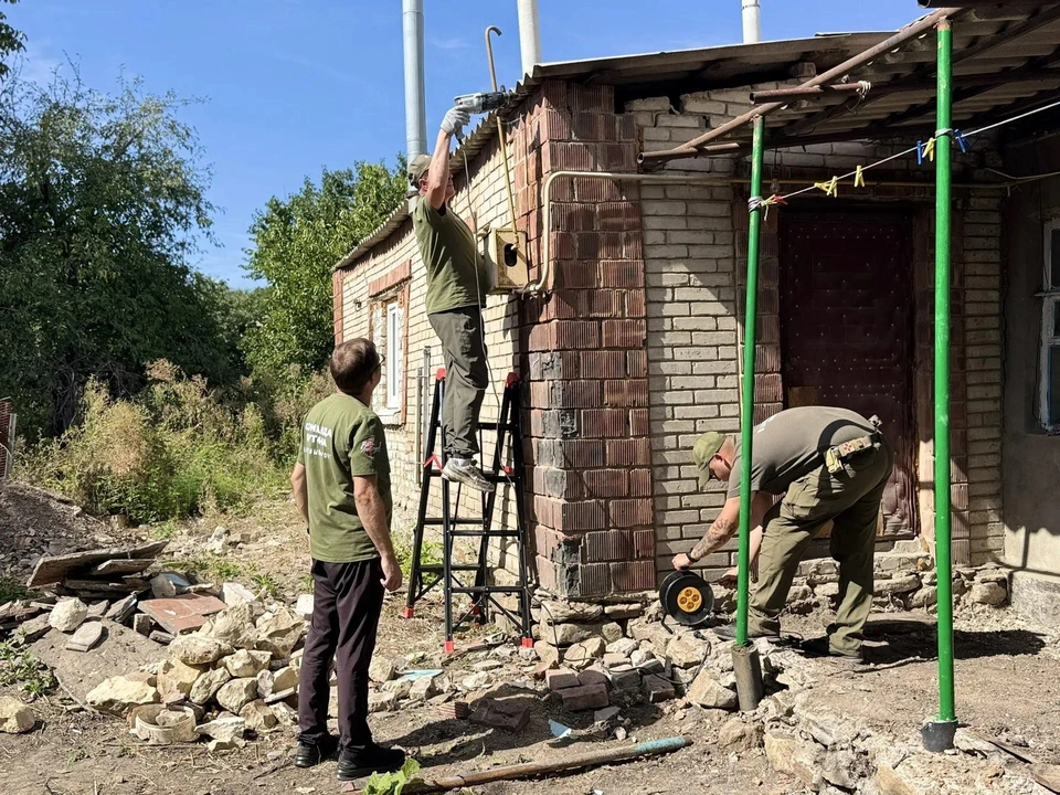 На помощь пришли активисты Народного фронта и сотрудники городской администрации. ФОТО: НФ ЛНР