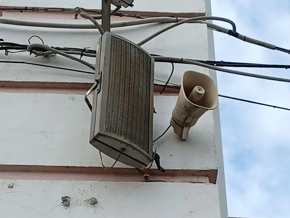 В безопасном месте следует находиться до отбоя тревожного сигнала.