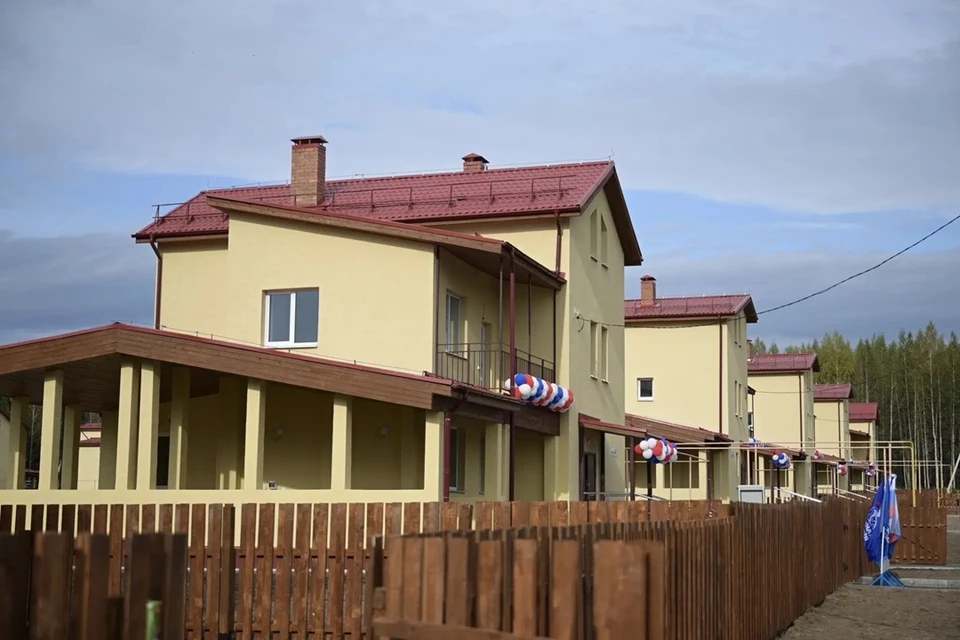 Сейчас в поселке строится еще 34 коттеджа для работников предприятия. Фото: канал Дениса Паслера