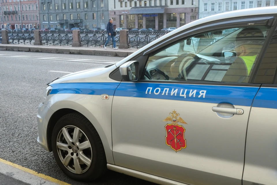 Отец вынес мальчика из машины и обратился за помощью к инспектору.
