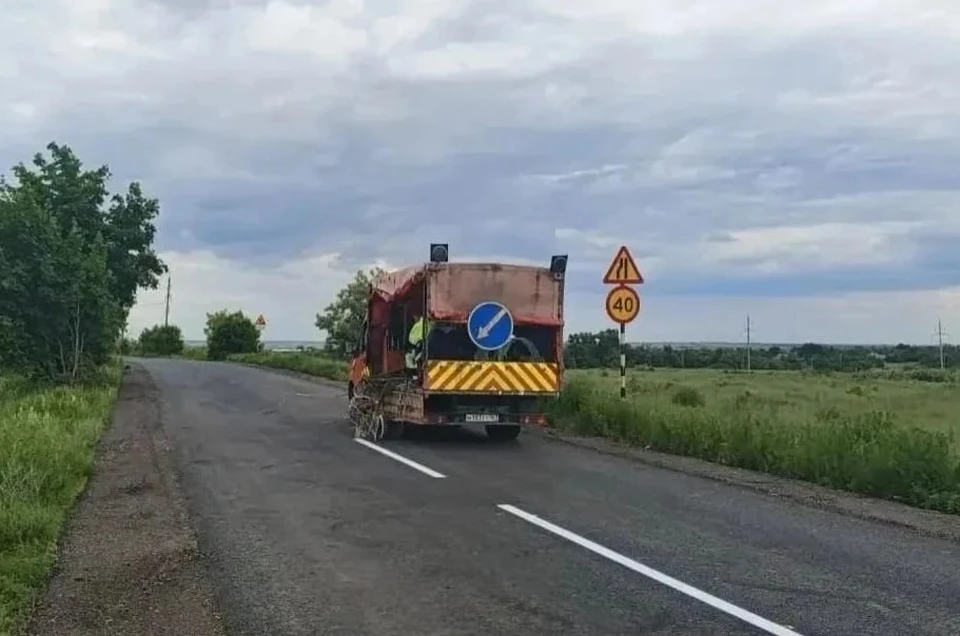 Дорожники заменили асфальт, расчистили и укрепили обочины, нанесли дорожную разметку, а также установили автобусную остановку и дорожные знаки. Фото: Минтранс ДНР