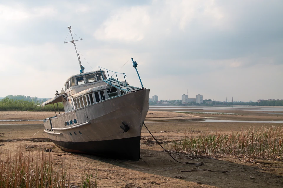 Казань, 2019 год. Корабль в Дальнем устье Волги, обмелевшей после после снижения уровня воды в Куйбышевском водохранилище. Фото: Рустам Сахабутдинов/ТАСС