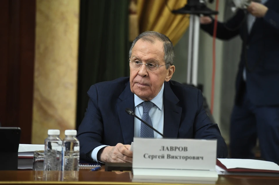 Лавров: Пока Зеленский путешествует по миру, у руководства РФ есть дела и дома