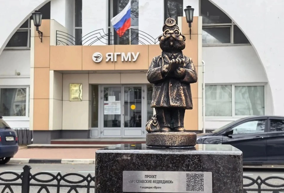 Этот медведик является собирательным образом врача. ФОТО: канал Михаила Евраева в МАКСе