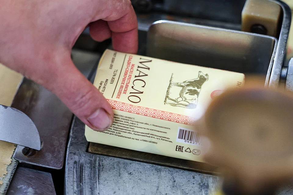 Сливочное масло вошло в перечень продуктов, ценообразование которых будут отслеживать власти. Фото: Алексей Коновалов/ТАСС