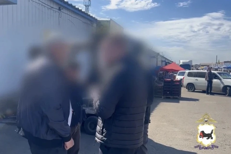 В Иркутске полиция проверила иностранцев на плодоовощной базе и в кафе