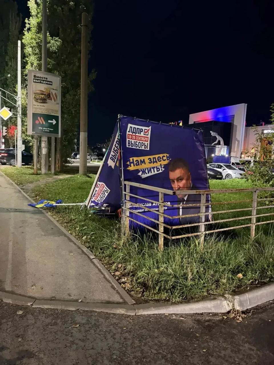 В Нижнем Новгороде повредили агитационные кубы ЛДПР. Фото: телеграм-канал В.Атмахова