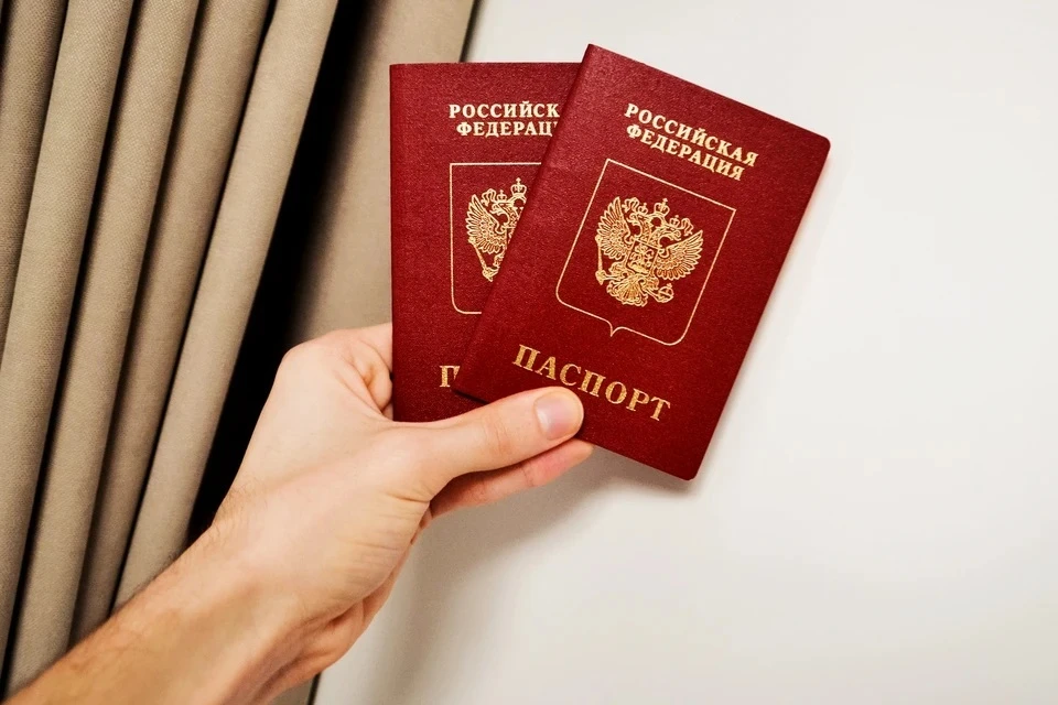 Юрист Манько: многие организации незаконно просят посетителя показать паспорт