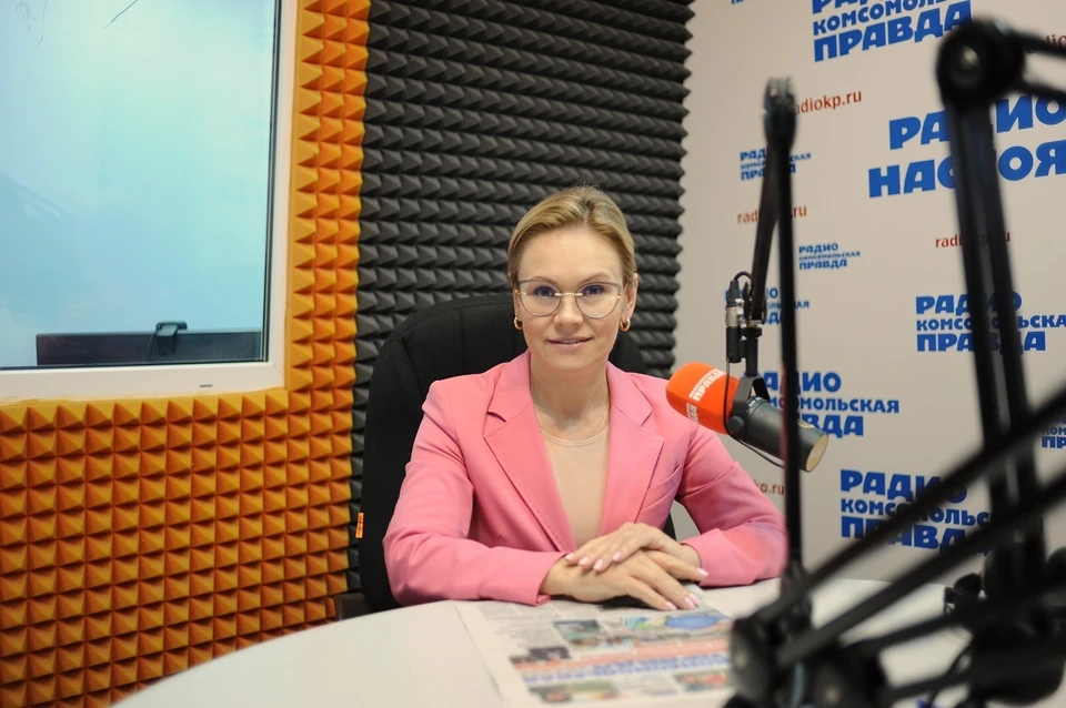 Министр труда и социального развития Ростовской области Ирина Николаевна Шувалова в студии радио "КП-Ростов-на-Дону".