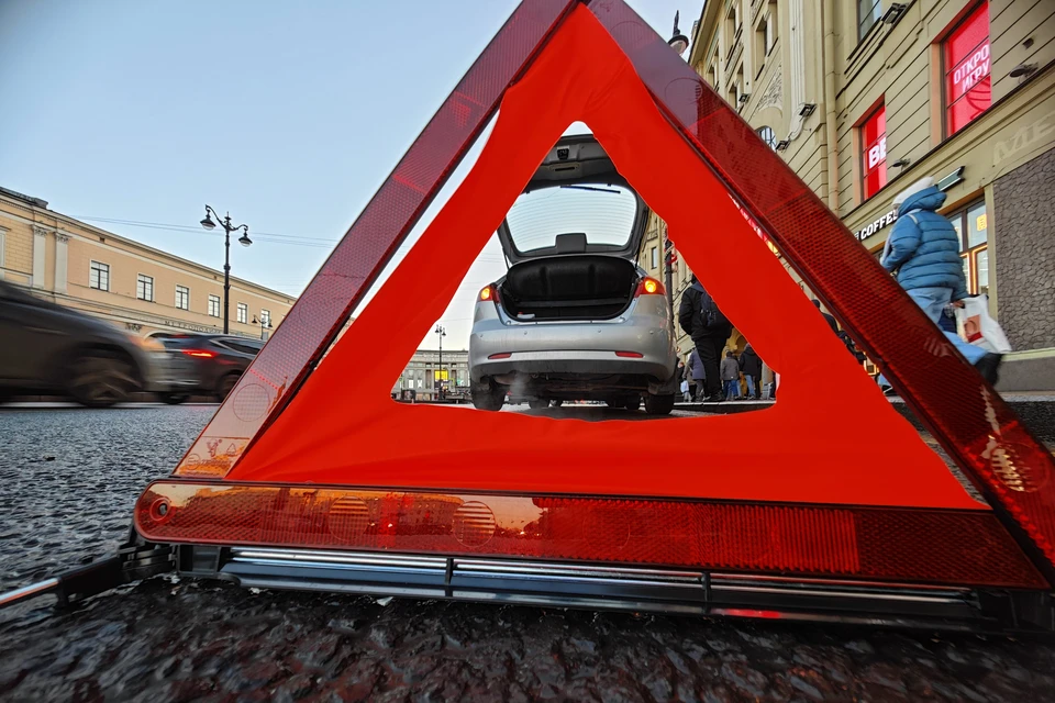 Автомобиль врезался в фонарный столб на Каменноостровском проспекте у дома номер 26-28.