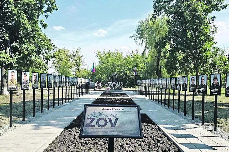 Портреты героев установили в центре села. Пресс-служба администрации Антрацитовского муниципального округа