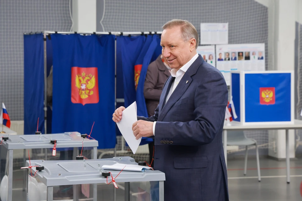Беглов обратил внимание на хорошую организацию работы участка. Фото: Смольный