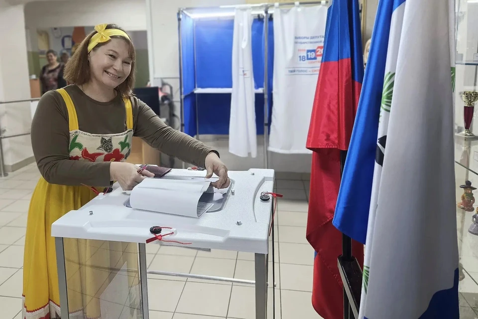 В Иркутской области на выборах в думу голосуют в костюмах народов России. Фото: Избирательная комиссия Иркутской области
