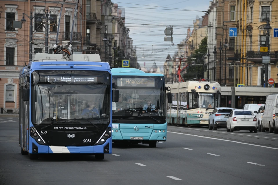 В Челнах КАМАЗ выставил новые автобусы около избирательного участка