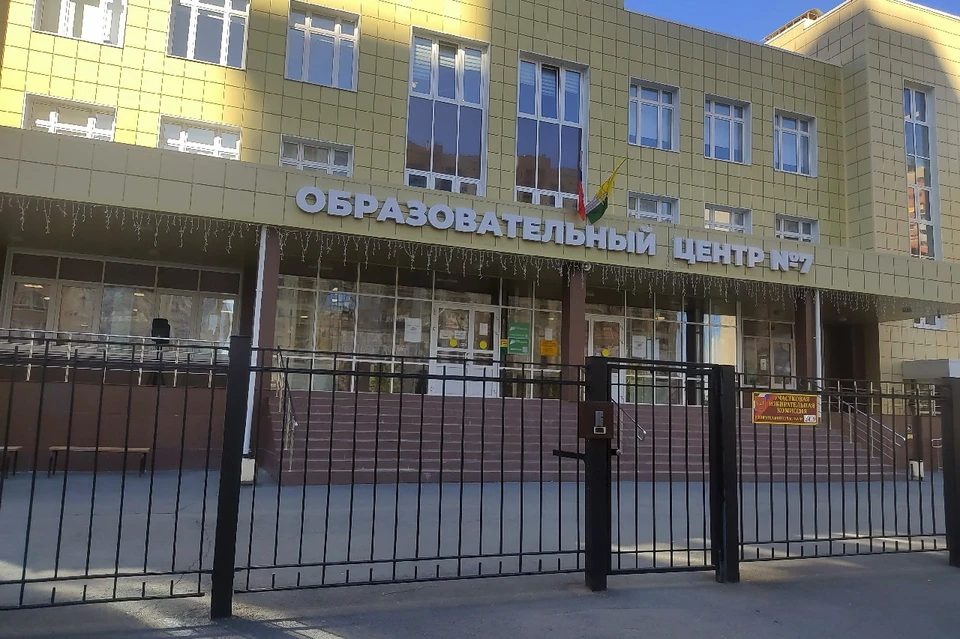 На улице возле школы звучит музыка