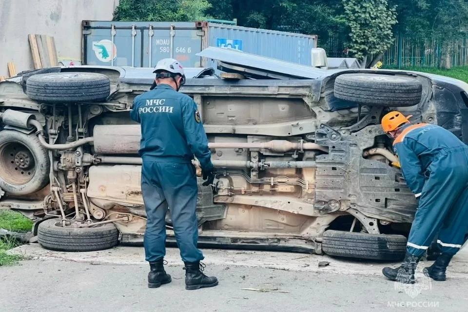 Спасатели помогли бригаде скорой медицинской помощи транспортировать пострадавшего. Фото: МЧС Камчатки
