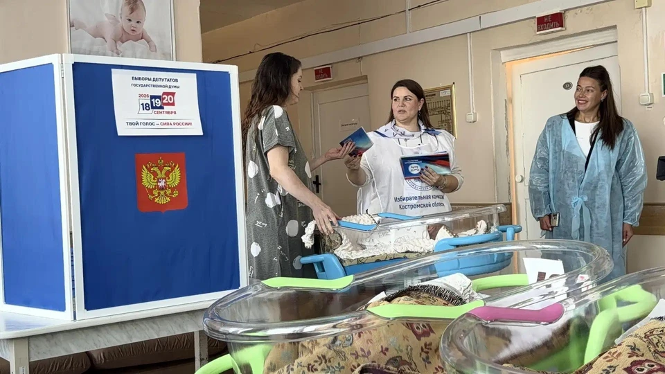Фото: в Костроме молодые и будущие мамы проголосовали на выборах, не покидая роддом