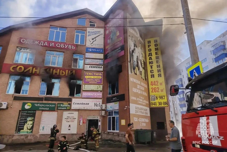 Пожар в четырехэтажном ТСК «Солнечный» начался на втором этаже. Фото: МЧС по РБ