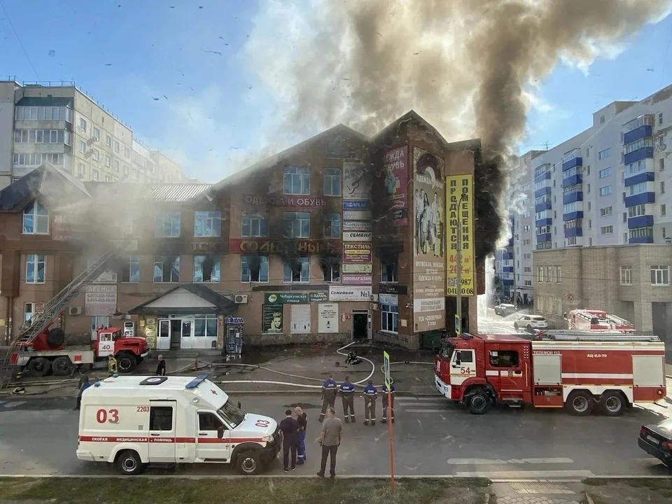 Пожар в ТЦ возник в час дня.