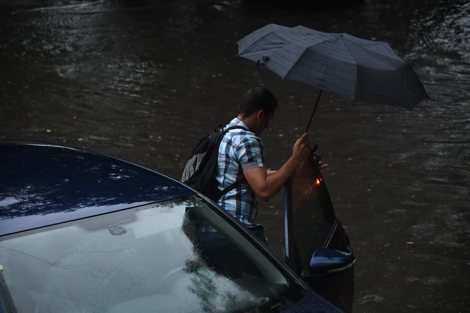 Во время непогоды водителям нужно быть осторожными на дорогах.